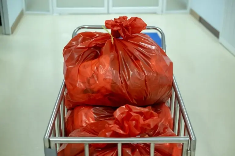 Bolsas rojas para residuos, seguras y con estándares de acuerdo a normativas sanitarias